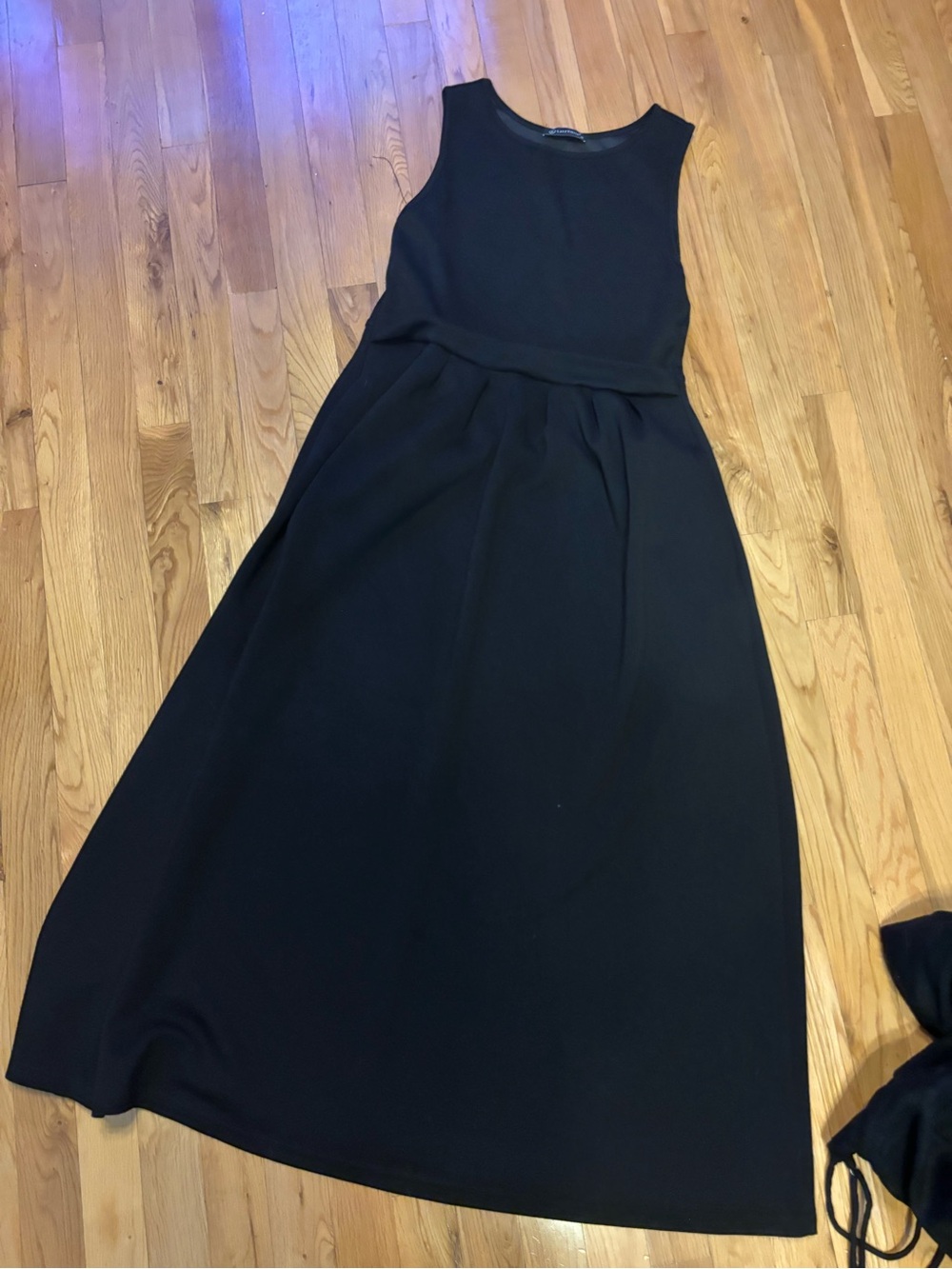 Elegant Black Sleeveless Maxi Dress with Defined Waist